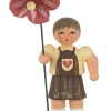 Figurenland Uhlig GmbH Blumenmädchen*Blumenkind Jona mit rosaroter Blume, 9 cm von Figurenland Uhlig