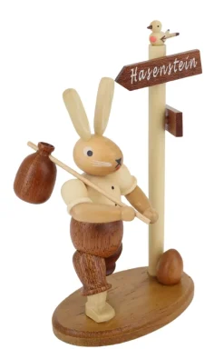 Müller Kleinkunst Osterhasen*Hase Wanderer am Wegweiser, 14 cm, von
