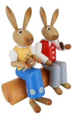 SEIFFENcom by Nestler GmbH Neuheiten | Osterhasen*Osterhase - Hasenpaar auf Baumstamm, 24 cm, von SEIFFEN.COM
