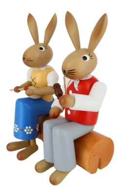 SEIFFENcom by Nestler GmbH Neuheiten | Osterhasen*Osterhase - Hasenpaar auf Baumstamm, 24 cm, von SEIFFEN.COM