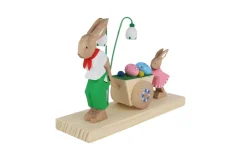 Bettina Franke Neuheiten | Osterhasen*Osterhase Mann mit Kind und Wagen, geschnitzt von