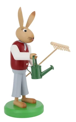 SEIFFENcom by Nestler GmbH Neuheiten | Osterhasen*Osterhase mit Rechen und Gießkanne, 28 cm, von SEIFFEN.COM