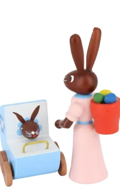 holz.kunst Stephan Kaden Neuheiten | Osterhasen*Osterhase Mutter mit blauem Kinderwagen von Stephan Kaden