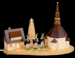 SEIFFENcom by Nestler GmbH Sockelbrett*Sockel Seiffener Dorf mit Bergmannskapelle, 20 cm von SEIFFEN.COM