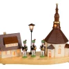 SEIFFENcom by Nestler GmbH Sockelbrett*Sockelbrett Seiffener Dorf mit Bergmannskapelle und beleuchteter Straßenlaterne von SEIFFEN.COM