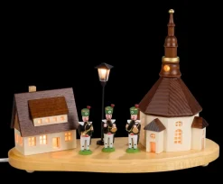 SEIFFENcom by Nestler GmbH Sockelbrett*Sockelbrett Seiffener Dorf mit Bergmannskapelle und beleuchteter Straßenlaterne von SEIFFEN.COM