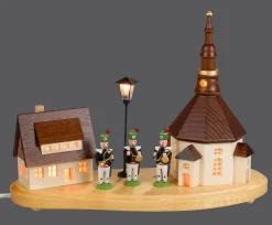 SEIFFENcom by Nestler GmbH Sockelbrett*Sockelbrett Seiffener Dorf mit Bergmannskapelle und beleuchteter Straßenlaterne von SEIFFEN.COM