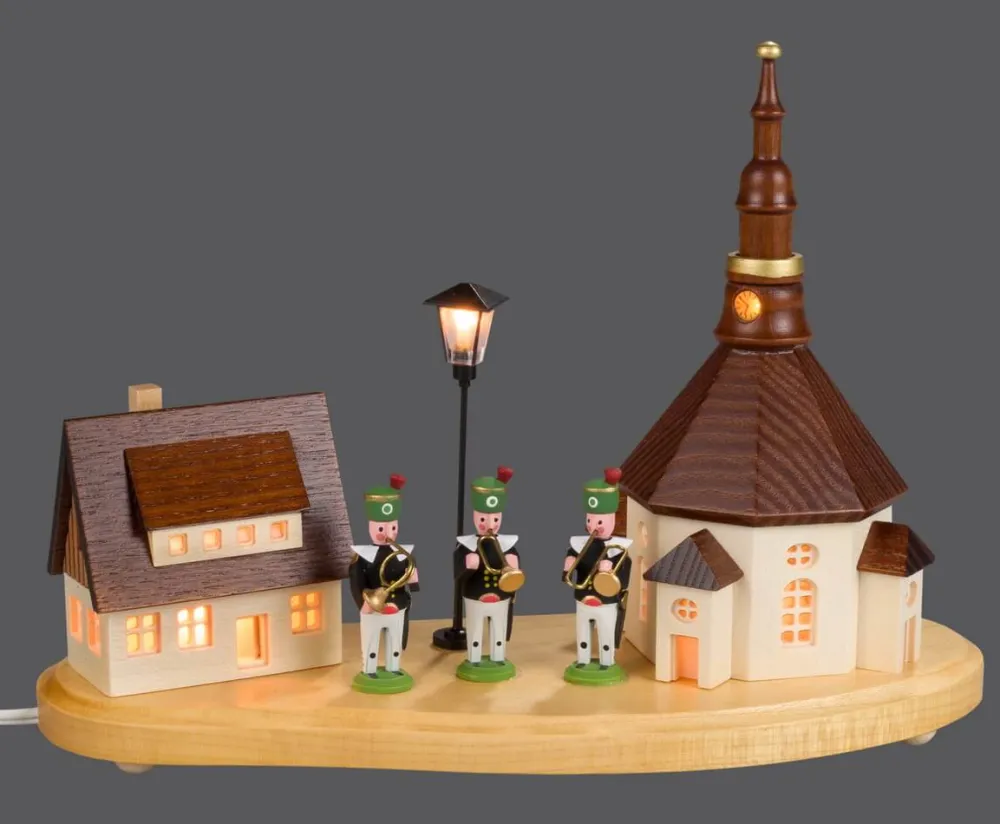 SEIFFENcom by Nestler GmbH Sockelbrett*Sockelbrett Seiffener Dorf mit Bergmannskapelle und beleuchteter Straßenlaterne von SEIFFEN.COM